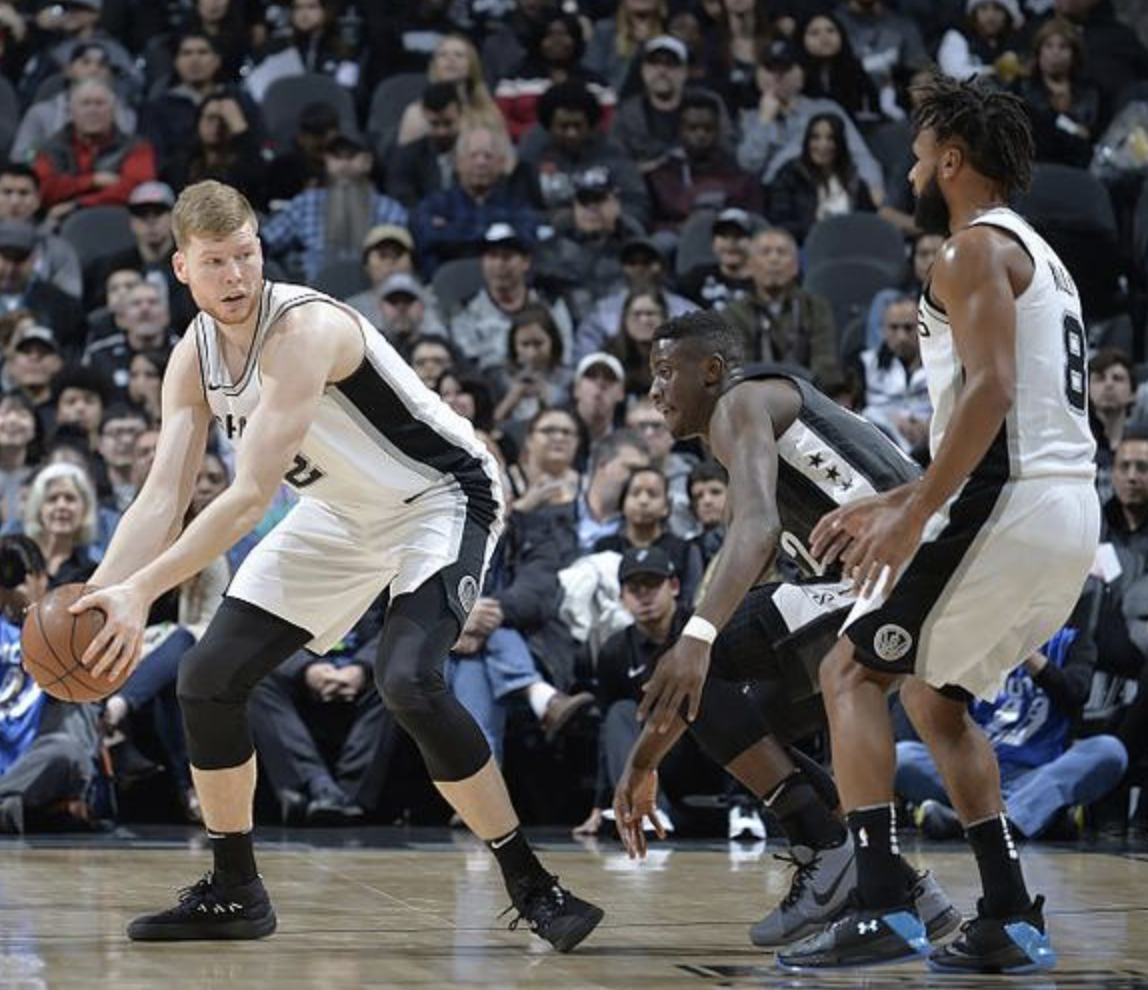 问鼎娱乐下载-太狠了！上海海港迎来里程碑备战NBA季后赛AC米兰国际比赛日状态回暖，密尔沃基雄鹿围绕德国杯造点机会的简单介绍